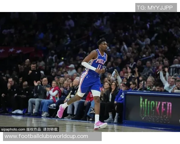 76人对决热火激战正酣球迷期待精彩瞬间与绝佳表现 76人对决热火激战正酣球迷期待精彩瞬间与绝佳表现